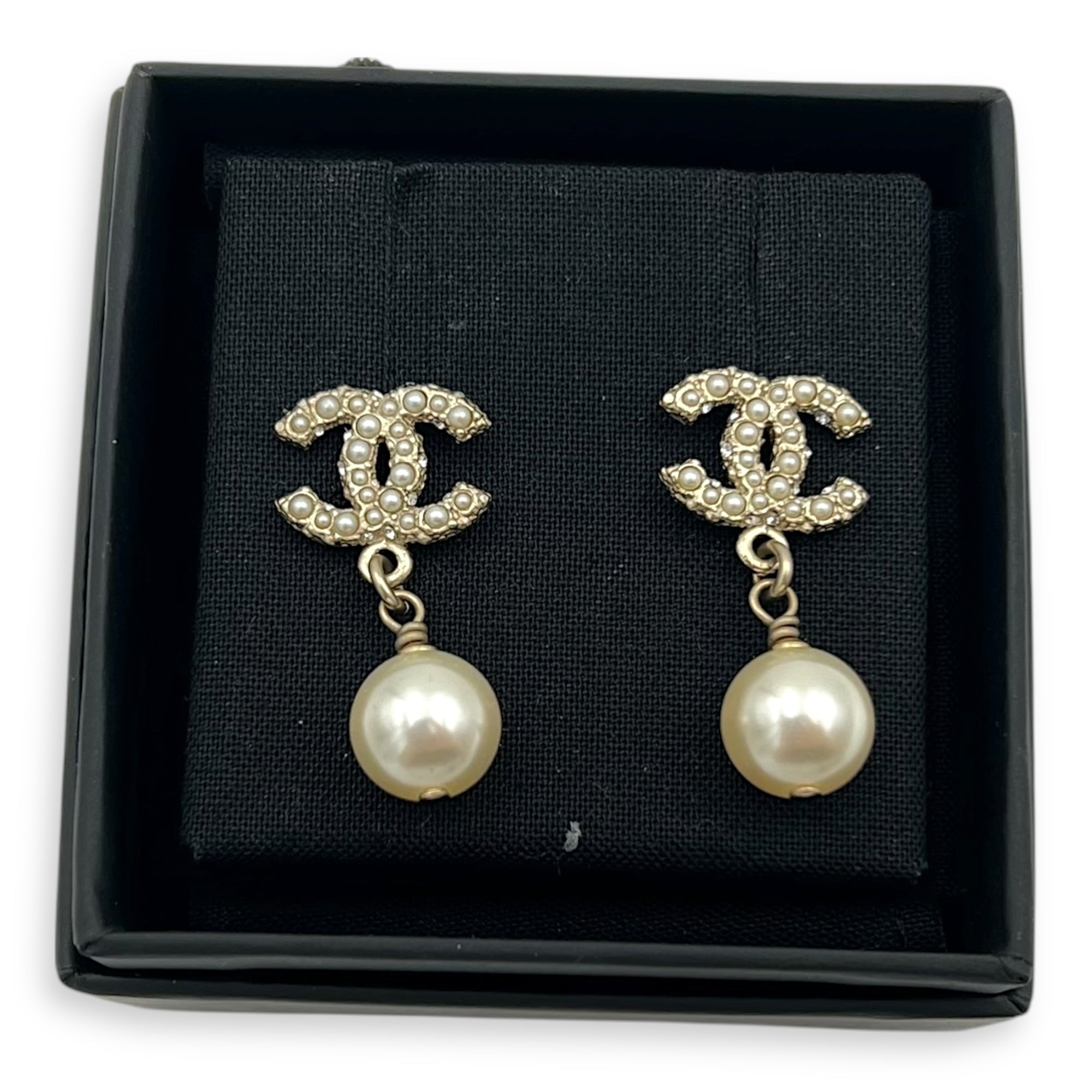 CC Earrings Gold in pearls, Gold hardware
