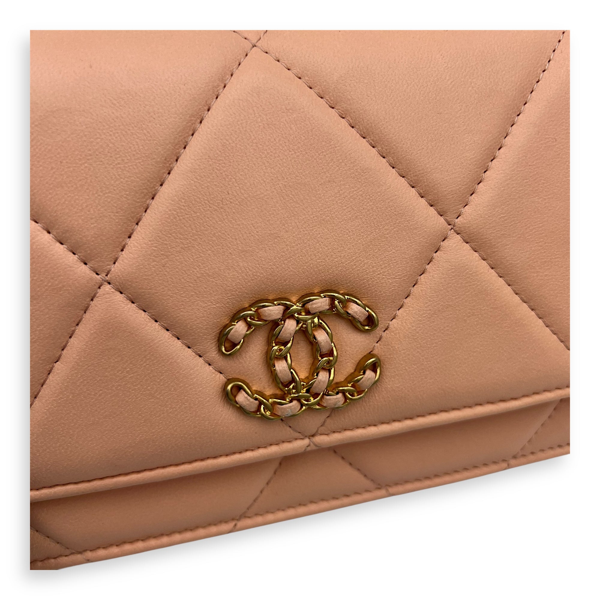 C19 Wallet On Chain Peach in Lambskin, Mixed hardware - Image 11