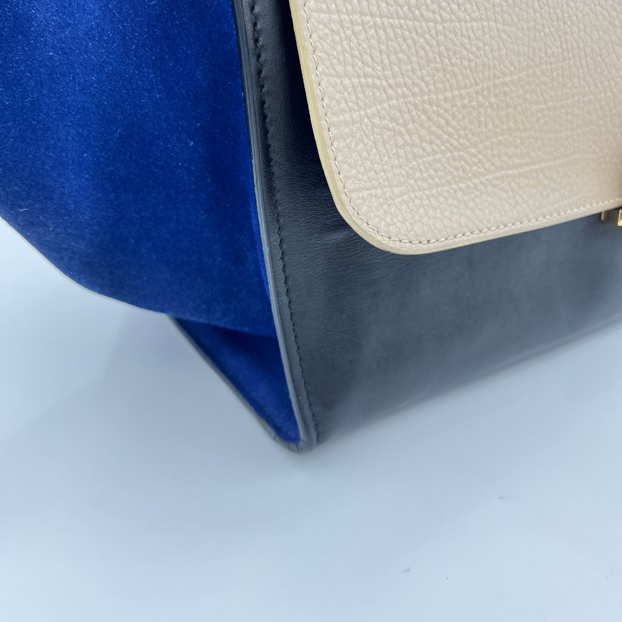 Trapeze Medium Top handle bag in Calfskin, Gold Hardware - Image 11